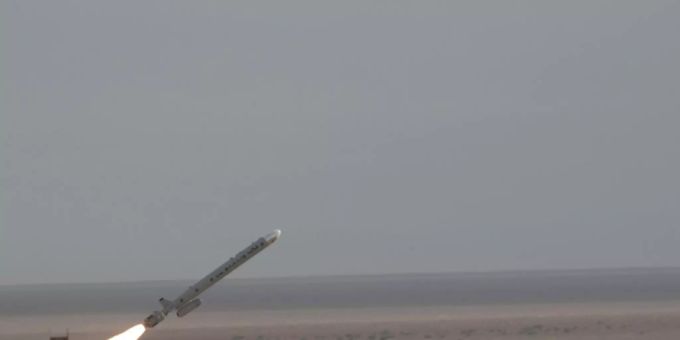 Dieses Bild soll den Abschuss der Rakete «Märtyrer Abu Mahdi» an einem unbekannten Ort im Land zeigen. Iran