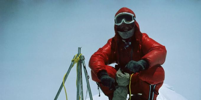Reinhold Messner hockt auf dem Gipfel des Mount Everest, nachdem er diesen zusammen mit Peter Habeler am 08.05.1978 bestiegen hat. messner