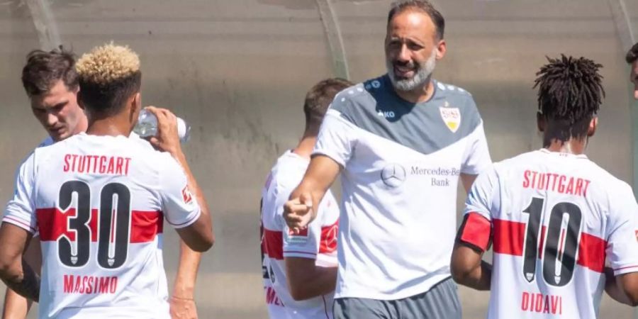 Trainer Pellegrino Matarazzo (M) wird mit dem VfB Stuttgart im Trainingslager ein Testspiel gegen den FC Liverpool bestreiten. Foto: Sebastian Gollnow/dpa