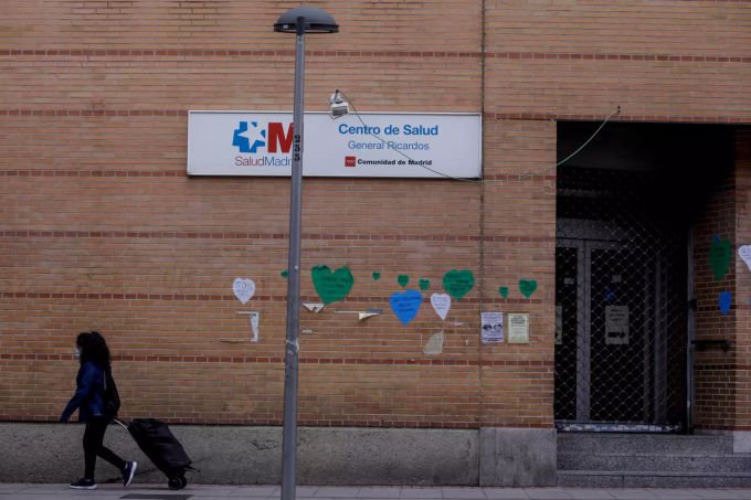 Eine Frau geht am Eingange des allgemeinen Gesundheitszentrums Ricardos im Stadtviertel Carabanchel vorbei. Coronavirus - Spanien