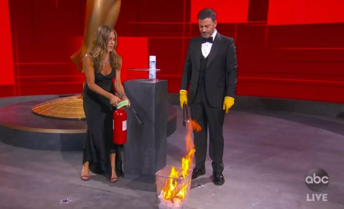 Jennifer Aniston löscht das Couvert. 2020