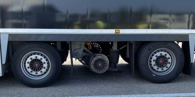 Die Verkehrspolizei hatte den Sattelschlepper und Sattelachsentransportanhänger beim Autobahn-Grenzübergang Basel-St. Louis genauer unter die Lupe genommen. Sattelmotorfahrzeug