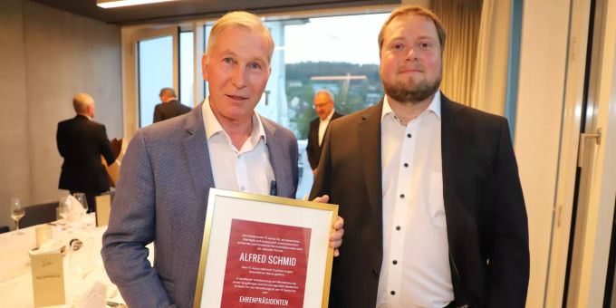 Alfred Schmid (links), der zum ersten Ehrenpräsidenten der FC Aarau AG ernannt wurde, mit Verwaltungsratspräsident Philipp Bonorand. Alfred Schmid Philipp Bonorand