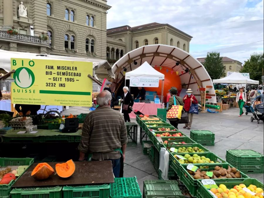 Die Marktstände auf dem Berner Bundesplatz.