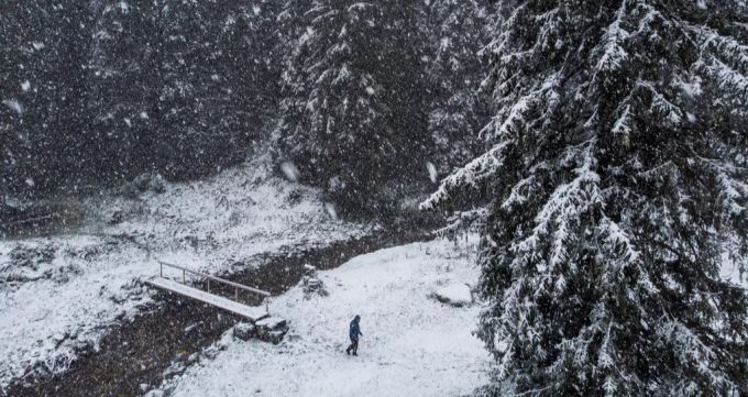 Vergangene Woche sank die Schneefallgrenze erstmals diesen Herbst in die Mittellagen. Wie reagiert das Coronavirus auf die kalte Jahreszeit? Coronavirus Entwicklung Winter Aufatmen