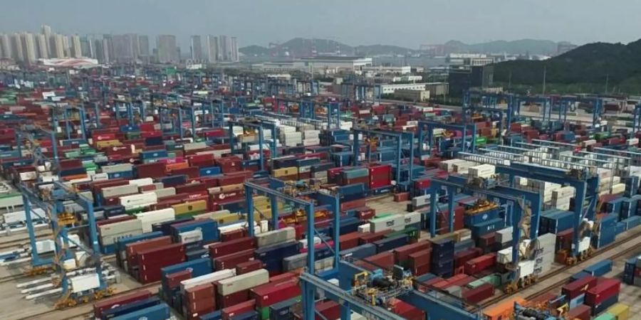 Containerterminal in Qingdao: Chinas Ausfuhren legten im Vorjahresvergleich stärker als erwartet um 9,5 Prozent zu. Foto: Zhangjingang/SIPA Asia via ZUMA Wire/dpa