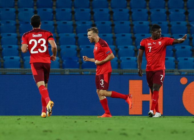 Silvan Widmer (Mitte) feiert sein Tor zum 1:1 für die Schweiz gegen Deutschland in der Nations League. Schweiz Deutschland Nations League