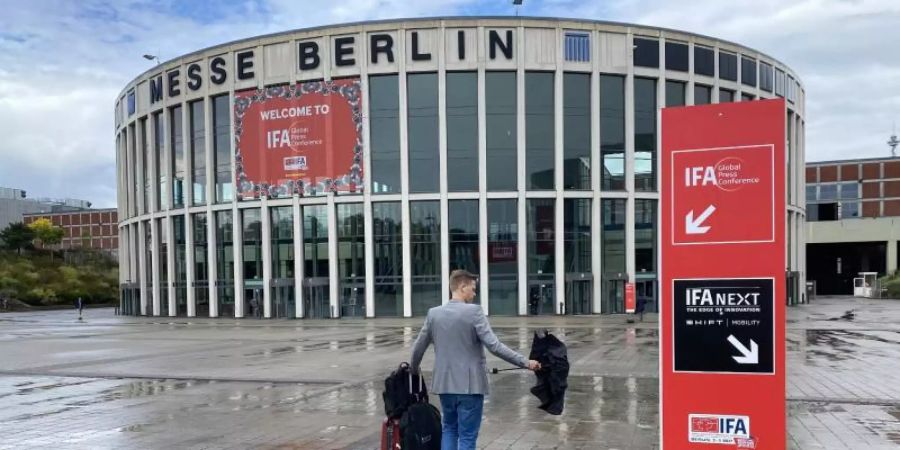 Die IFA findet wegen der Corona-Pandemie nicht als Massenevent statt, sondern ist nur für einige hundert Fachbesucher und akkreditierte Journalisten geöffnet. Foto: Christoph Dernbach/dpa