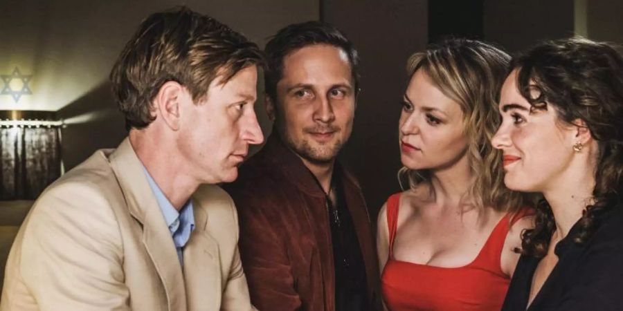 Daniel (Maxim Mehmet, l-r), Tobias (Lasse Myhr), Laura (Lisa Wagner) und Anne (Verena Altenberger) in «Schönes Schlamassel». Foto: -//Bavaria Fiction GmbH/Conradfilm/ORF/BR/dpa