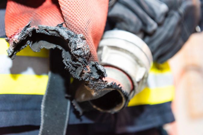 Dieser Feuerwehrschlauch wurde beim Brand stark in Mitleidenschaft gezogen.