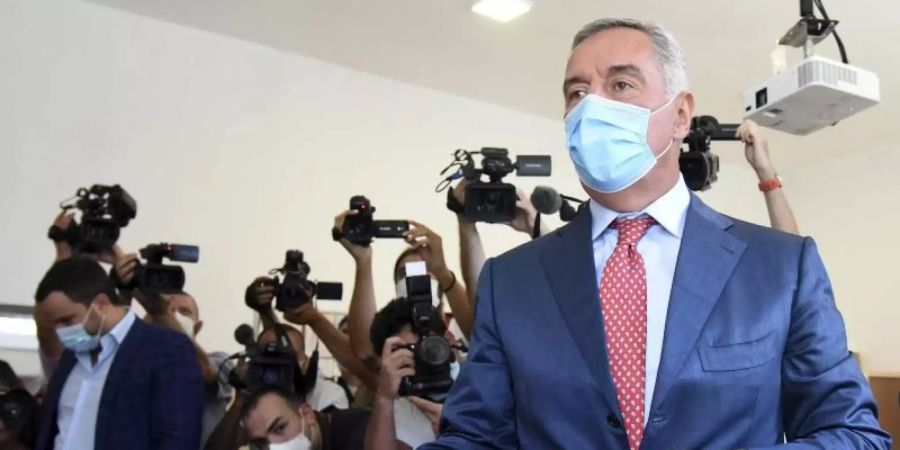 Milo Dukanovic, Präsident von Montenegro, gibt in einem Wahllokal seine Stimme ab. Foto: Risto Bozovic/AP/dpa
