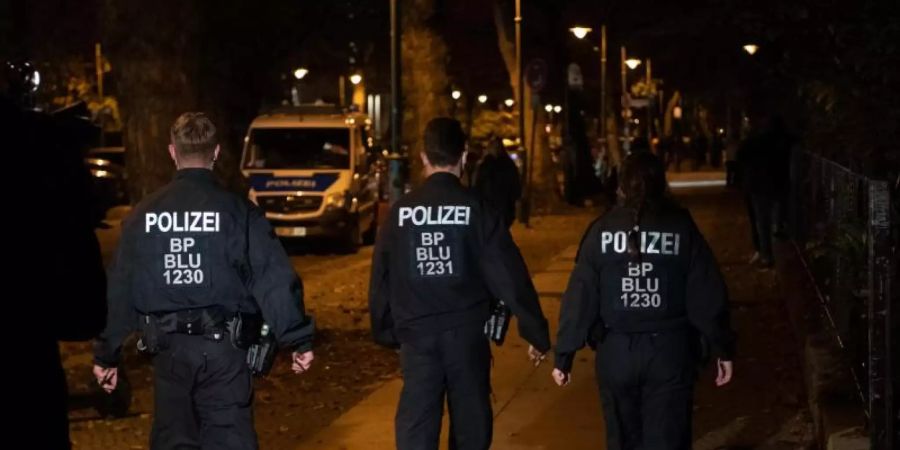 Eine Streife der Bundespolizei kontrolliert in der Nacht in Berlin die Einhaltung der Sperrstunde und der Kontakteinschränkungen. Foto: Paul Zinken/dpa-Zentralbild/dpa