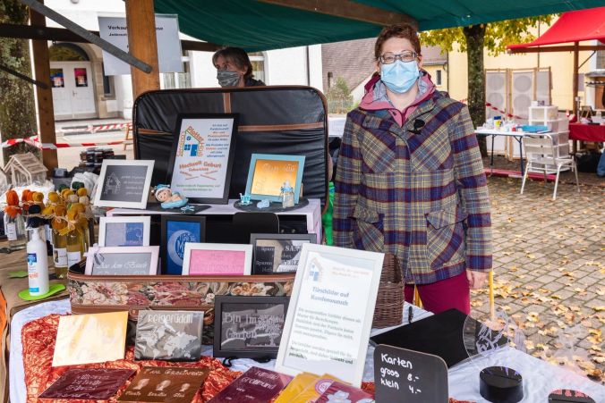Seraina Grolimund beritzt mit ihrem Plotter Türschilder und Grusskarten aus Alu.