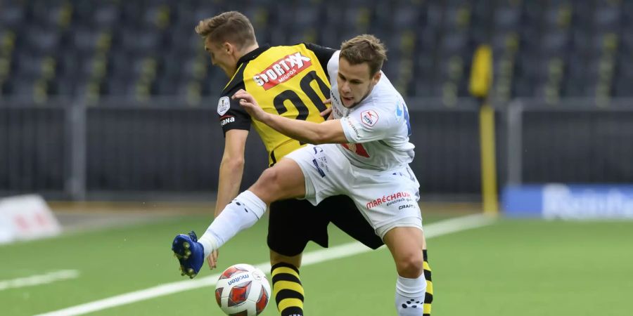 Michel Aebischer (YB) und Louis Schaub kämpfen um den Ball.