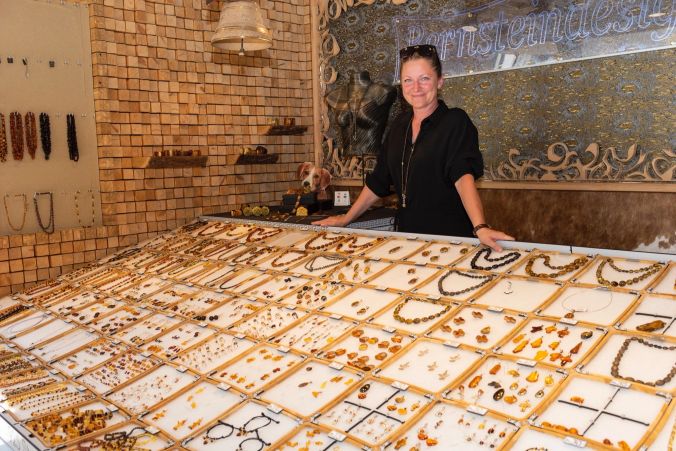 Inga Vitkevice aus Littauen verkauft handgefertigten Schmuck aus dem Ostseegold.