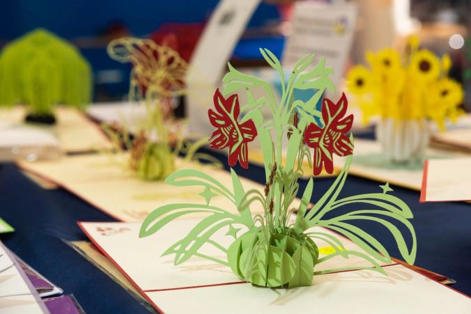 Filigrane Papierarbeiten als Popup-Grusskarten.