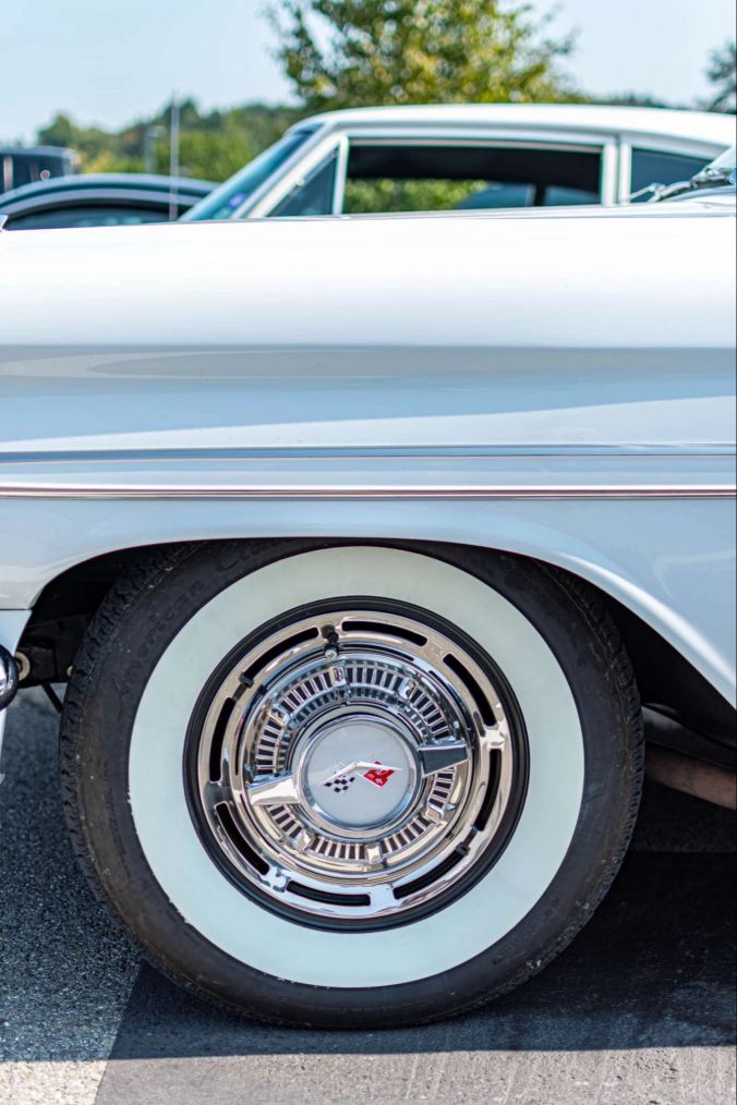 Ein Cadillac mit Weissband-Reifen.