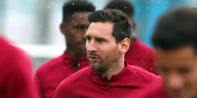 Trug nach seiner Wechsel-Posse wieder die Kapitänsbinde beim FC Barcelona: Lionel Messi (M). Foto: Miguel Ruiz/FC Barcelona/dpa Trug nach seiner Wechsel-Posse wieder die Kapitänsbinde beim FC Barcelona: Lionel Messi (M). Foto: Miguel Ruiz/FC Barcelona/dpa