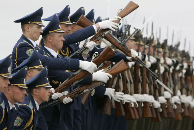Weissrussische Ehrengardisten an einer Vorführung anlässlich einer Militär-Messe 2009 in Minsk. Weissrussland Alexander Lukaschenko Militär