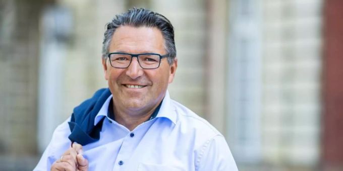 «Wenn bei Routine-Untersuchungen auf Lebendtiermärkten vermehrt Infektionen gefunden werden, muss sofort die Bremse reingehauen werden, um die schnelle Verbreitung zu stoppen», sagt Stephan Ludwig. Foto: Guido Kirchner/dpa «Wenn bei Routine-Untersuchungen auf Lebendtiermärkten vermehrt Infektionen gefunden werden, muss sofort die Bremse reingehauen werden, um die schnelle Verbreitung zu stoppen», sagt Stephan Ludwig. Foto: Guido Kirchner/dpa