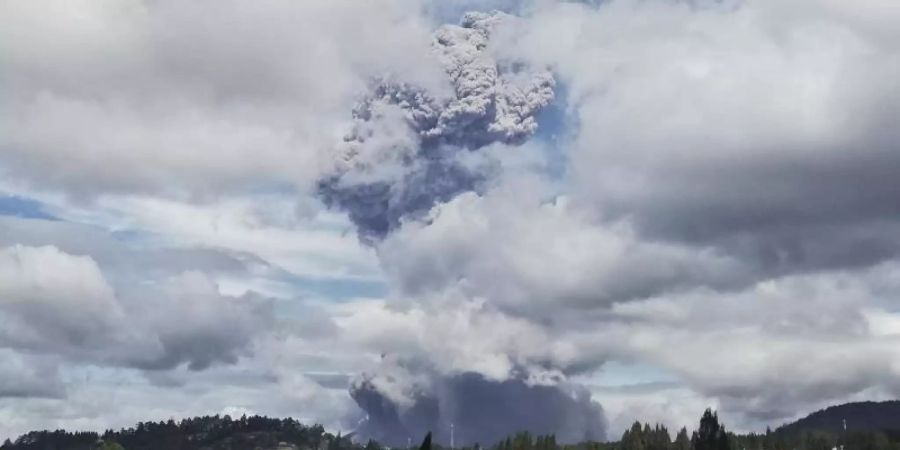 Der Vulkan Sinabung spuckt bei seinem Ausbruch Asche und Rauch in die Luft. Sinabung gehört zu den mehr als 120 aktiven Vulkanen in Indonesien. Foto: Sugeng Nuryono/AP/dpa