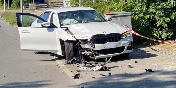 Heftige Kollision an Niederlenzerstrasse