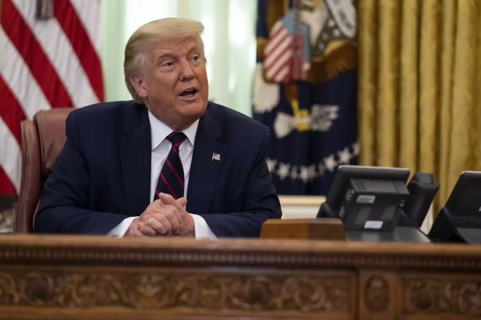 Donald Trump hält eine Rede im Oval Office. Trump