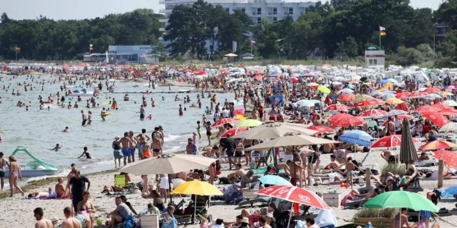 Badegäste am Timmendorfer Strand an der Ostsee. Foto: Bodo Marks/dpa