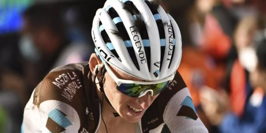 Romain Bardet überquert zwar noch die Ziellinie - doch danach muss er die Tour de France nach einem Sturz beenden. Foto: Anne-Christine Poujoulat/AFP/AP/dpa