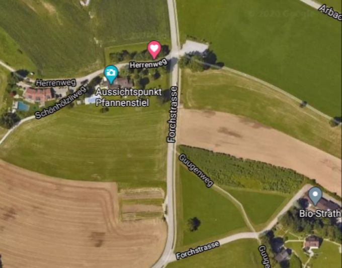 Herz-Markierung: Parkieren kann man rechts an der Strasse. Maps.