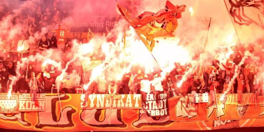Teure Angelegenheit: Kölner Fans zündelten fleissig beim Gastspiel in Düsseldorf. Foto: Johannes Neudecker/dpa