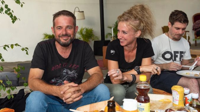 Katrin Rothenbühler & Daniel Stucki geniessen selbst mitgebrachte Grilladen.