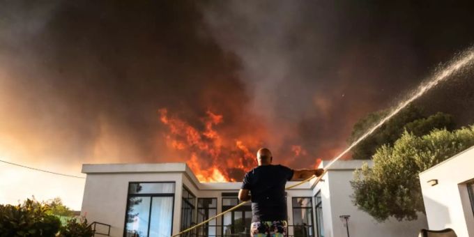 Ein Mann versucht sein Haus zu schützen Ein Mann versucht sein Haus zu schützen
