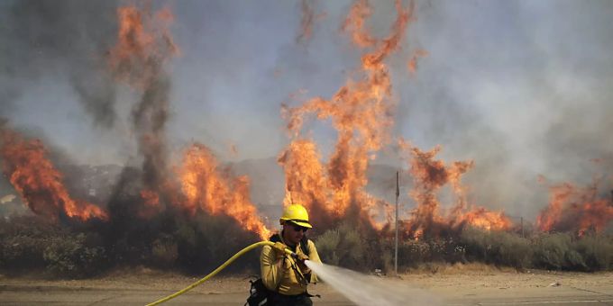 dpatopbilder - Ein Feuerwehrmann ist bei einem Waldbrand im US-Bundesstaat Kalifornien im Einsatz. Foto: Marcio Jose Sanchez/AP/dpa Waldbrand in Kalifornien