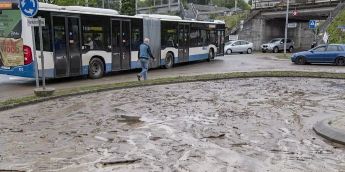 Ein Bus der VBL steht neben der überfluteten Haldenstrasse in Luzern. (Archivbild) Luzern Regen