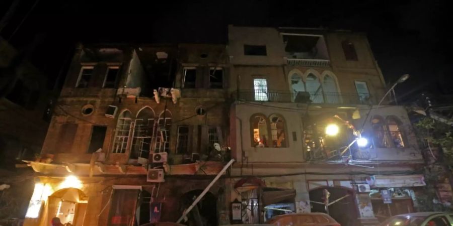 Beschädigte Häuser und Autos in Beirut