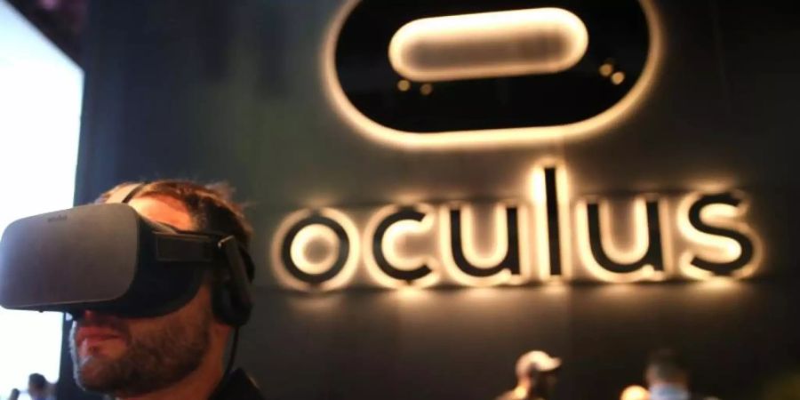 Facebook will das nächste Modell seiner Oculus-VR-Brille um 100 Dollar günstiger auf den Markt bringen - allerdings vorerst nicht in Deutschland. Foto: Mike Nelson/EPA/dpa