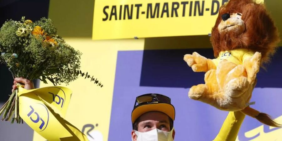 Primoz Roglic vom Team Jumbo-Visma feiert auf dem Podium die momentane Führung in der Gesamtwertung. Foto: -/Belga Pool/dpa