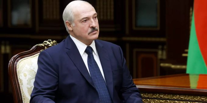 Alexander Lukaschenko, Präsident von Belarus (Weissrussland), hört bei einem Treffen dem Leiter des Untersuchungsausschusses, Naskewitsch, zu. Proteste in Belarus