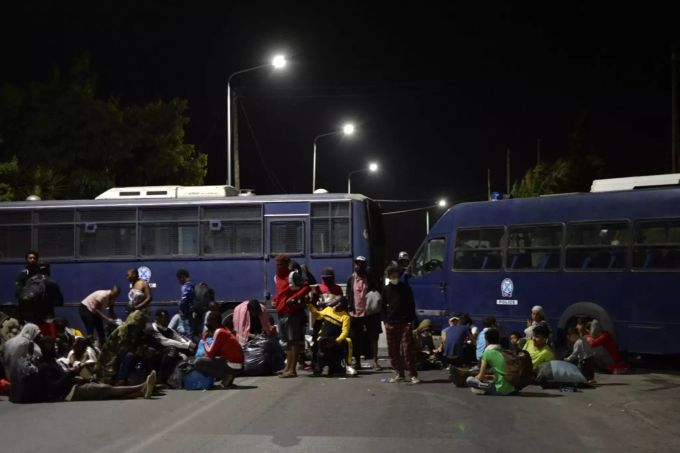 Nach dem Feuer sind Tausende Flüchtlinge auf Lesbos obdachlos. Die Behörden wissen nicht, wo sie die Menschen unterbringen sollen. Moria Flüchtlingslager Lesbos