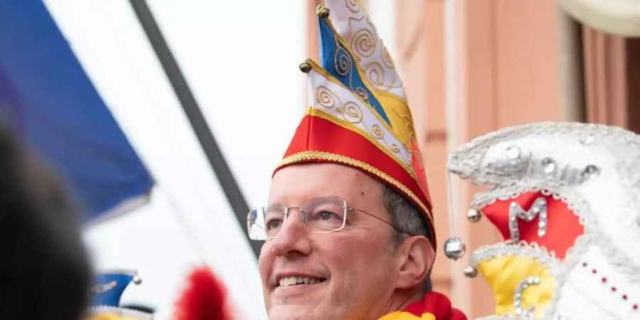 Michael Ebling (SPD), Oberbürgermeister der Stadt Mainz, feierte am 11.11.2019 fröhlich mit. Foto: Silas Stein/dpa