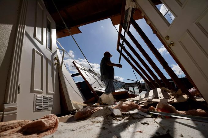 Neftali Luna untersucht die Schäden an einer Kirche, die durch den Hurrikan «Laura» entstanden sind. Der Hurrikan ist mit Windgeschwindigkeiten von bis zu 240 Kilometern pro Stunde auf die Südküste des US-Bundesstaates Louisiana getroffen. Foto: Eric Gay/AP/dpa +++ dpa-Bildfunk +++ Hurrikan «Laura» - USA
