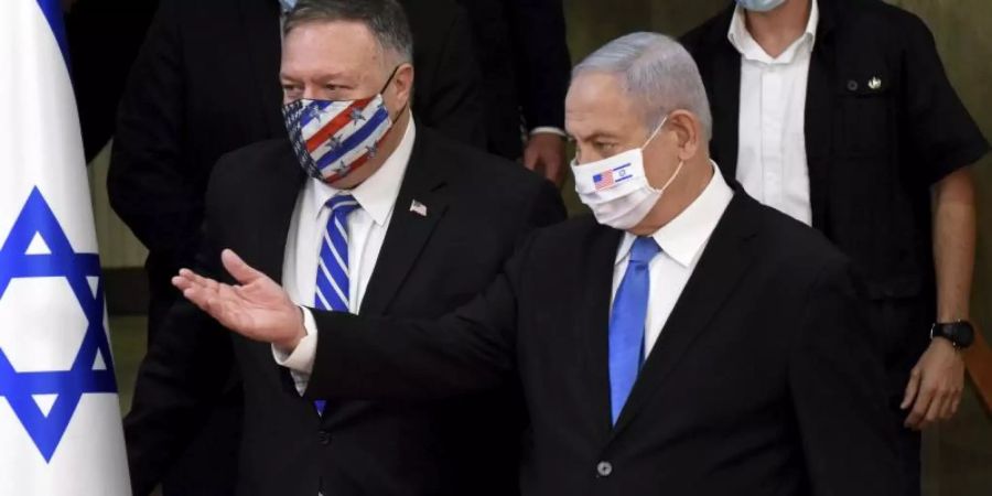 Mike Pompeo (l-r, vorne), Aussenminister der USA, und Benjamin Netanjahu, Ministerpräsident von Israel, vor ihrer gemeinsamen Pressekonferenz. Foto: Debbie Hill/Pool UPI/AP/dpa