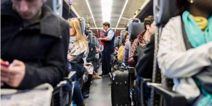 Sommaruga glaubt, dass Pendler bei sehr vollen Zügen eher auf ihr Auto zurückgreifen werden. (Symbolbild) sbb