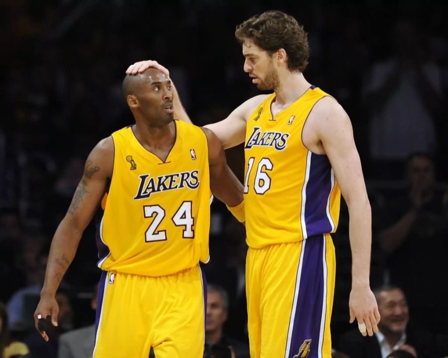 Kobe Bryant (†41 )und Pau Gasol spielten jahrelang zusammen bei den Los Angeles Lakers.