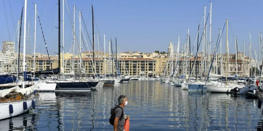 Der alte Hafen in Marseille, wo viele Bars und Restaurants liegen