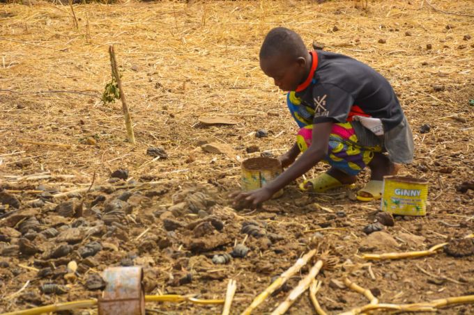 Die Auswirkungen des Klimawandels und Konflikte bedrohen die Zukunft der Kinder. Ein Junge in Somalia