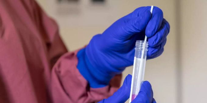 Bei vier Schüler der Orientierungsschule Visp ist der Coronavirus-Test positiv ausgefallen. (Archivbild) Bei vier Schüler der Orientierungsschule Visp ist der Coronavirus-Test positiv ausgefallen. (Archivbild)
