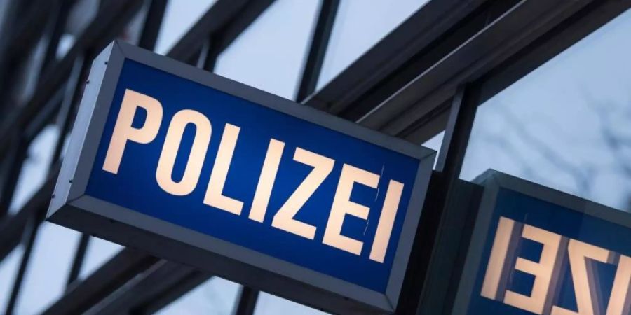Der Schriftzug «Polizei» vor einem Polizeirevier. Foto: Boris Roessler/dpa/Symbolbild