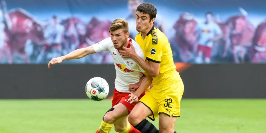 Giovanni Reyna (re.) im Einsatz für den BVB gegen RB Leipzig.